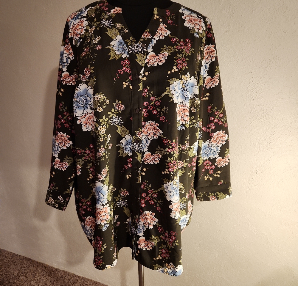 D & CO 3X Green  Floral Button-Front Tunic Blouse with Blue & Peach Blooms